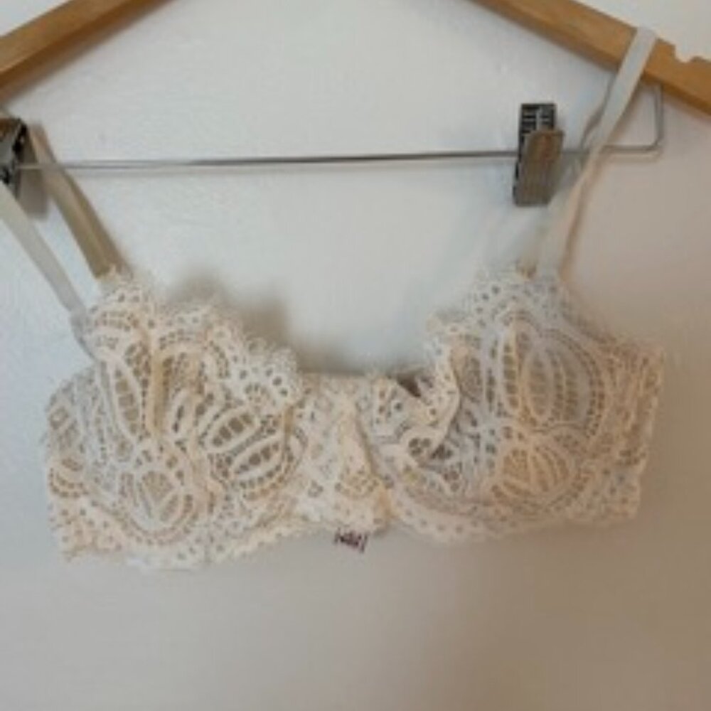 Victoria's Secret Cream Lace Bra 32C